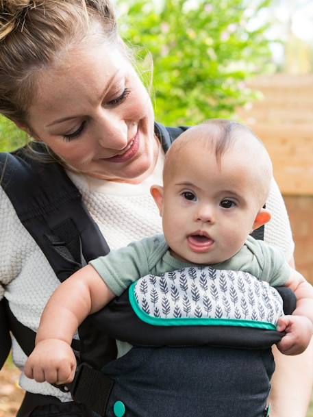 Portabebés con babero lavable Flip 4 en 1 INFANTINO negro 