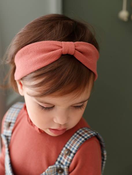 Conjunto para bebé: peto corto a cuadros, camiseta de canalé lisa y cinta del pelo a juego rosa viejo 